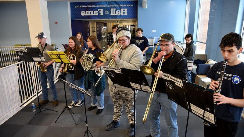 The <a href='http://8.humidifierfinder.com/'>十大网投平台信誉排行榜</a>阿尔图纳分校 pep band plays at a home men’s basketball game in February.