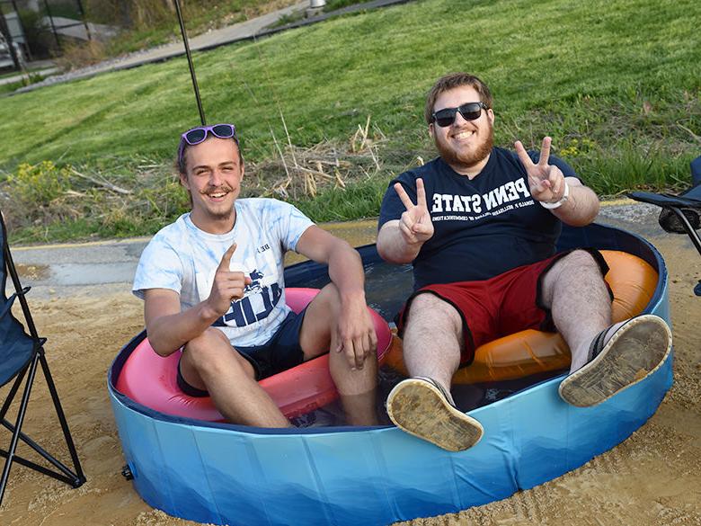 Students soaking in a mini pool at the Penn State 阿尔图纳 Beach Party celebration