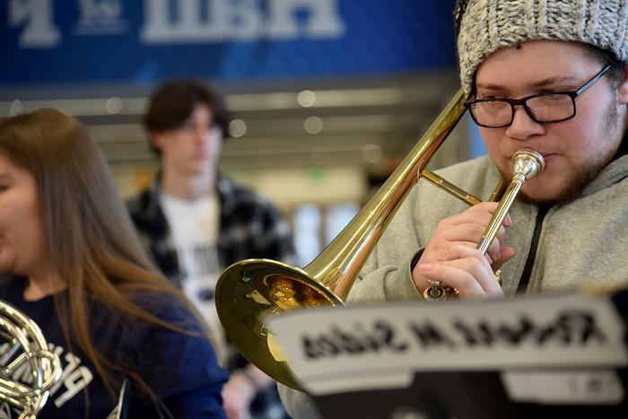 Alexander Pool plays the piston trombone for the <a href='http://8.humidifierfinder.com/'>十大网投平台信誉排行榜</a>阿尔图纳分校 pep band. 他正在学习数字媒体艺术和技术.