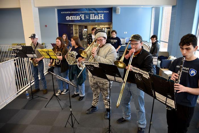 The <a href='http://8.humidifierfinder.com/'>十大网投平台信誉排行榜</a>阿尔图纳分校 pep band plays at a home men’s basketball game in February.